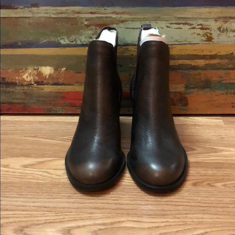 Brand new never worn a nice ash brown color.